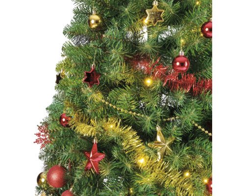 Detailansicht eines geschmückten Weihnachtsbaums mit Kugeln, Sternen, Lametta und einer Lichterkette