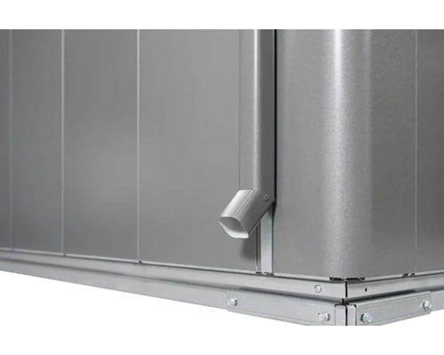 Detailansicht eines Metallgartenhauses mit Dachrinne und Bodenrahmen