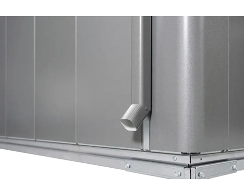 Detailansicht eines Gerätehauses mit Regenrinne