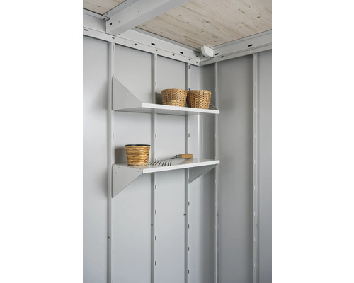 Regale mit Körben und Gartengerät in einem Gartenhaus