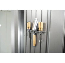 Gartengeräte und Schraubendreher an einer Metallwand