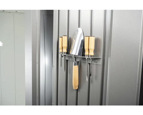 Gartengeräte und Schraubenzieher an einer Metallwand befestigt