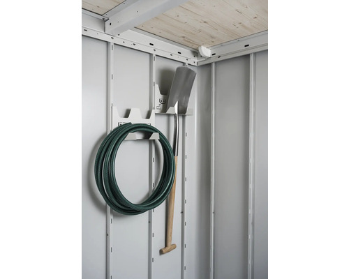 Gartenschlauch und Spaten an Halterung in einem Gerätehaus