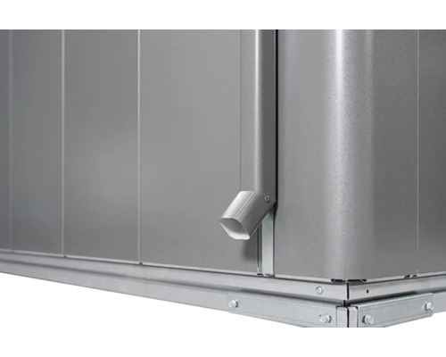 Detailansicht eines Gerätehauses mit Regenrinne und Metallelementen