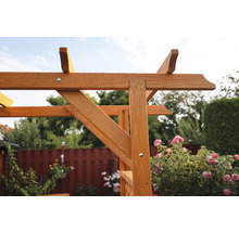 Detailansicht einer Holzpergola im Garten.