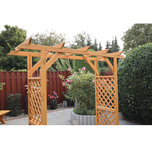 Holzbogen mit Rankgitter im Garten