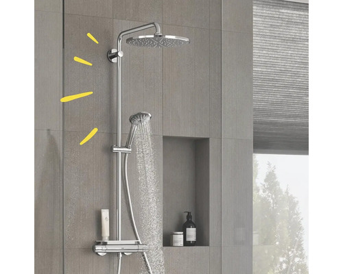 Duschsystem mit Kopfbrause und Handbrause im Badezimmer