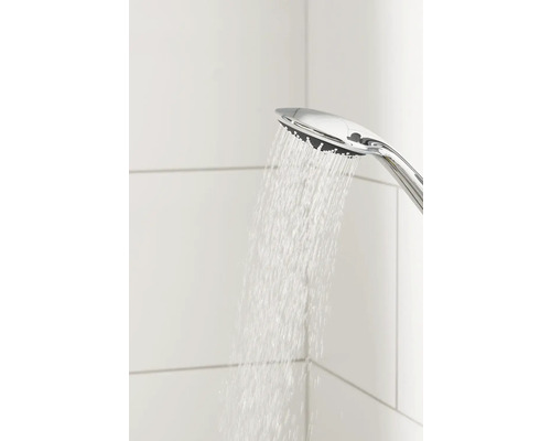 Handbrause mit fließendem Wasser vor weißem Hintergrund