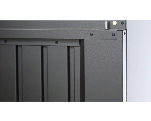 Detailansicht einer grauen Gartentür mit Beschlägen