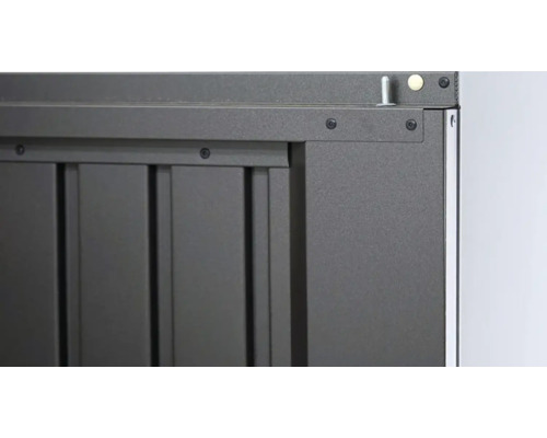 Detailansicht einer Gartenbox aus Metall mit Schrauben