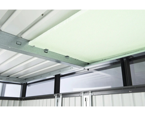 Detailansicht der Dachkonstruktion eines Gerätehauses mit Dämmplatten und Metallrahmen