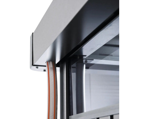 Detailaufnahme eines Küchenschranks mit Schlauch