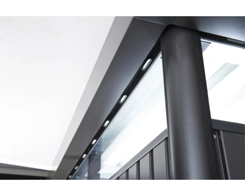 Detailansicht eines Metallcarports mit Glasdach