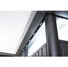 Detailansicht eines Pavillons mit Aluminiumrahmen und Glaspaneelen.