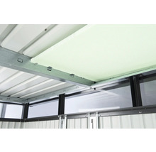 Detailansicht des Innenraums eines Gerätehauses mit Metalldach und Dämmung