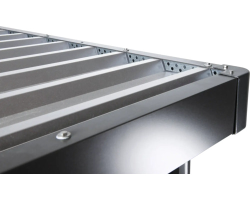 Detailansicht eines silberfarbenen Metallregals mit Schrauben