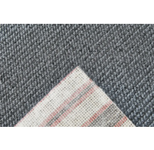 Detailansicht eines grauen Teppichbodens mit Textilrücken