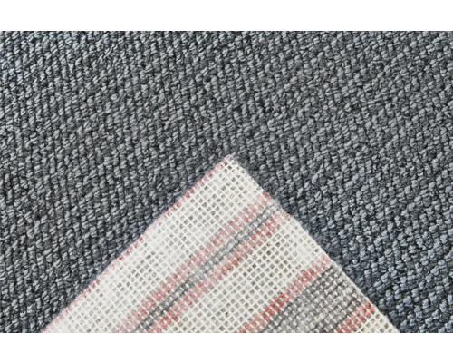 Detailansicht eines grauen Teppichbodens mit Textilrücken