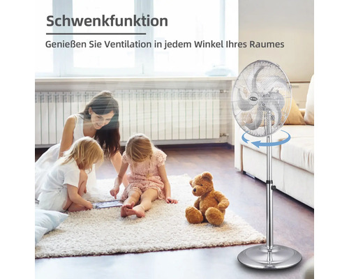 Raumszene mit einem silbernen Ventilator mit Schwenkfunktion, einer Mutter und ihren Kindern.
