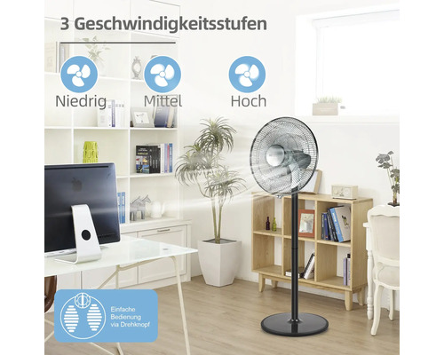 Standventilator mit drei Geschwindigkeitsstufen in einem hellen Raum