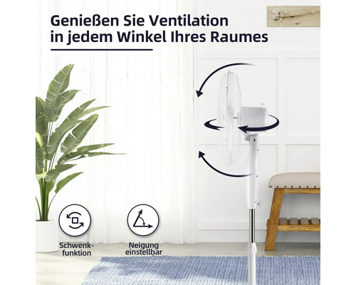 Weißer Standventilator mit Schwenkfunktion und einstellbarer Neigung in einem Wohnraum.