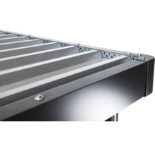 Detailansicht einer Metall Terrassenüberdachung mit Schrauben