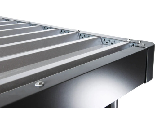 Detailansicht einer Metall Terrassenüberdachung mit Schrauben
