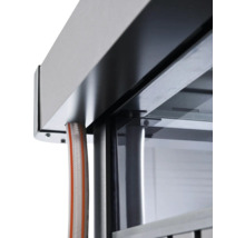 Detailansicht eines Gerätes mit Schlauch und Metallrahmen