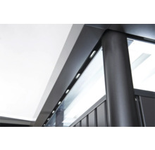 Detailansicht eines modernen Wintergartens mit Metallrahmen und Glaselementen
