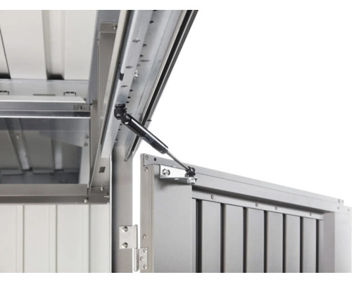 Detailansicht eines geöffneten Geräteschuppens mit Gasdruckfeder zur Unterstützung der Tür