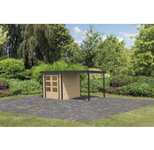 Holzgartenhaus mit Carport vor grüner Gartenkulisse