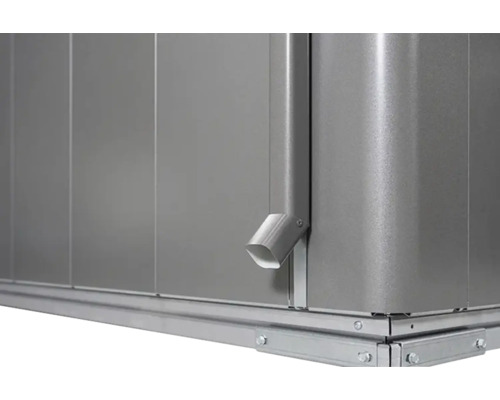 Detailansicht eines Metallgartenhauses mit Regenrinne