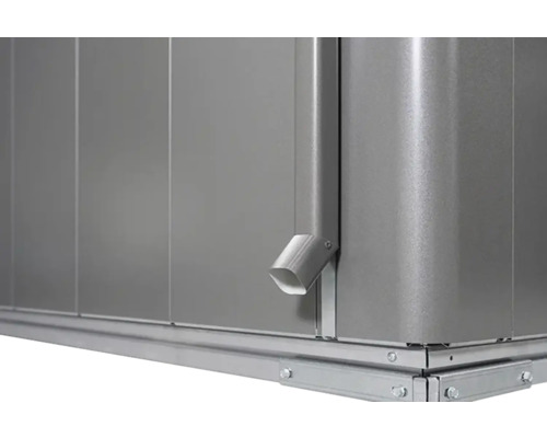 Detailansicht eines Gerätehauses mit Regenrinne und Metallsockel