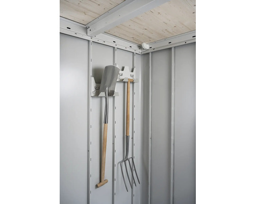 Innenansicht eines Gerätehauses mit Werkzeughalter, Spaten und Gabel
