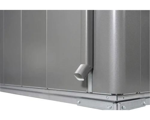 Detailansicht eines Gerätehauses mit Regenrinne aus Metall