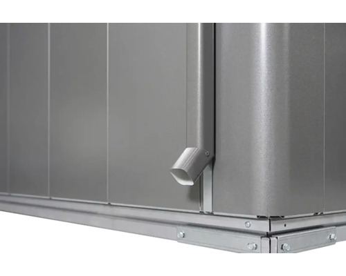 Detailansicht eines Gerätehauses mit Dachrinne und Fundamentrahmen