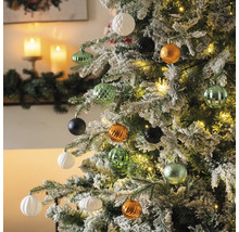 Geschmückter Weihnachtsbaum mit verschiedenen Christbaumkugeln in Weiß, Schwarz, Grün und Orange