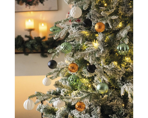 Geschmückter Weihnachtsbaum mit verschiedenen Christbaumkugeln in Weiß, Schwarz, Grün und Orange