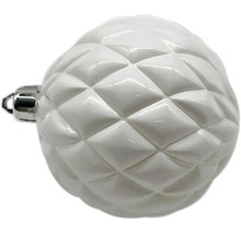 Weißer Tannenzapfen als Weihnachtsbaumschmuck