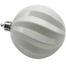 Weihnachtskugel mit spiralförmigem Muster