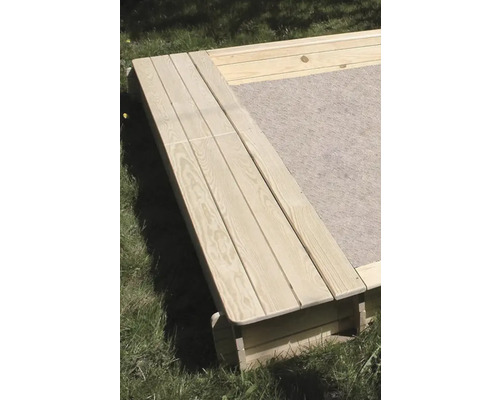 Sandkasten aus Holz mit Sitzfläche