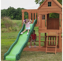 Kinderrutsche an einem Spielhaus mit Leiter und Plattform