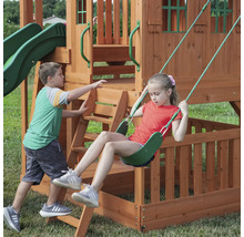 Kinderschaukel mit Rutsche und Leiter auf einem Spielplatz