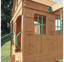 Detailansicht eines Spielhauses mit Rutsche und Schaukel