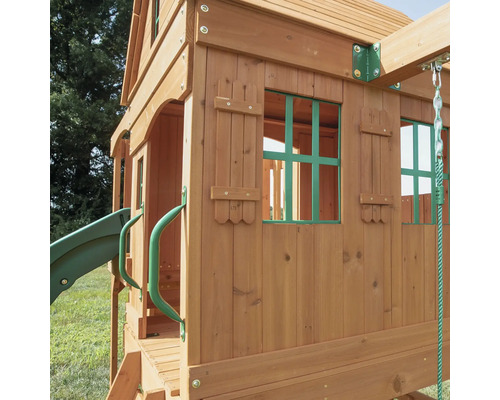 Detailansicht eines Spielhauses mit Rutsche und Schaukel