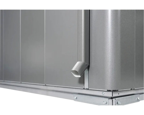 Detailansicht einer Metallgartenhütte mit Regenrinne