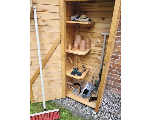 Gartenschrank mit Gartengeräten und Zubehör aufbewahrt