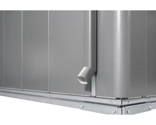 Detailansicht einer Metallgartenhütte mit Regenrinne