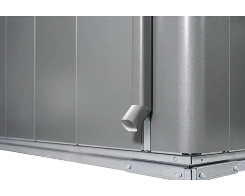 Detailansicht einer Metallgartenhütte mit Dachrinne