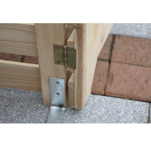 Detailansicht eines Holzrahmens mit Scharnier und Metallwinkel